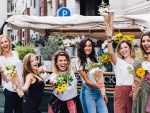 groupe d'amis souriants